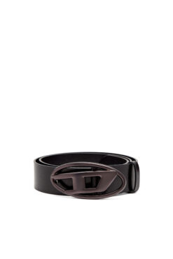 Leather belt with metallic Oval D buckle